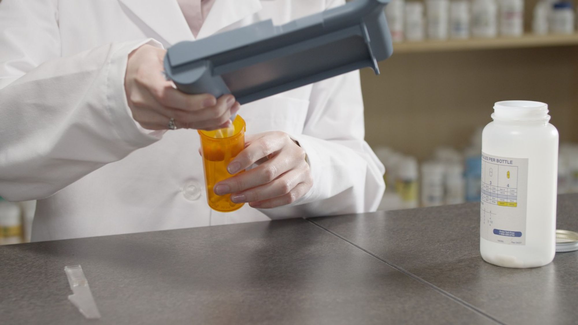LandingPage-PT_putting pills in orange container