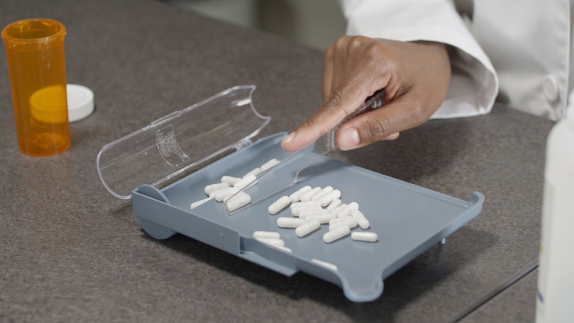LandingPage-PT_counting pills closeup on hands