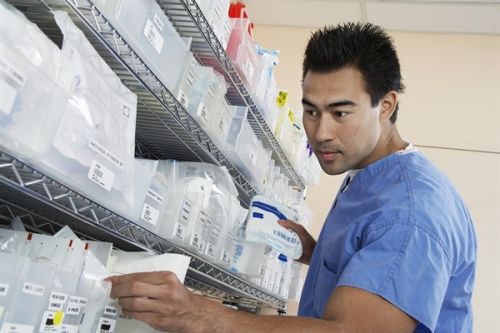 Image about What Does a Hospital Pharmacy Technician Do? 
